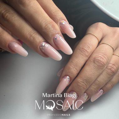 Il Lattiginoso: Da Trend a Must-Have per una Manicure Raffinata